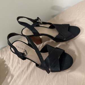 Tahari Marianne Leather Women's Crossover 4”